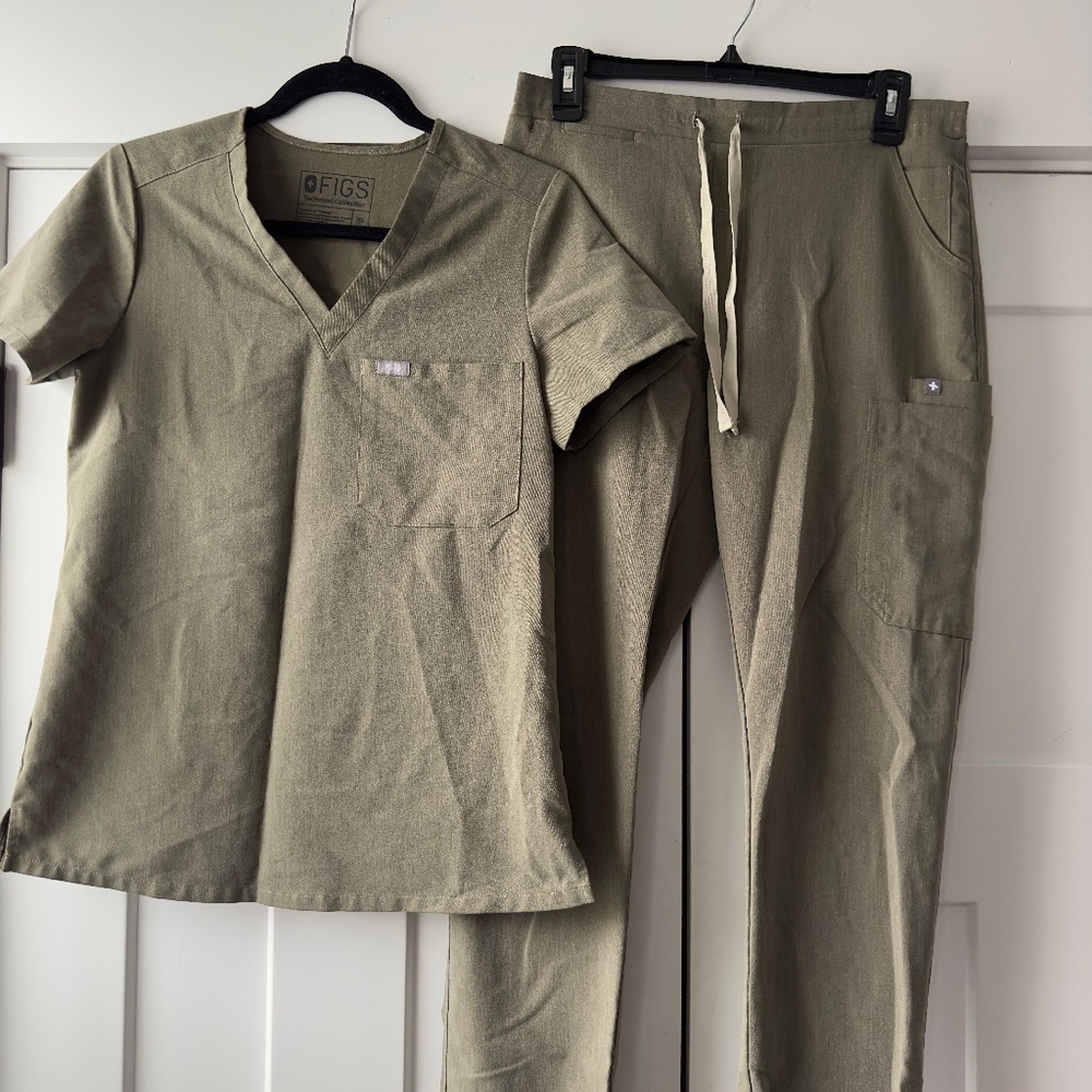 Catarina One-Pocket Scrub Top™ (XS) & Livingston Basic Scrub Pant™ (S, Tall) SET
